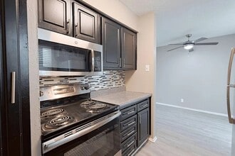 531 Bedford Rd, Unit 129 in Bedford, TX - Foto de edificio - Building Photo