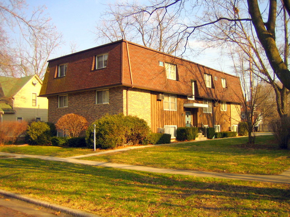 Schultz Apartments in Dekalb, IL - Foto de edificio