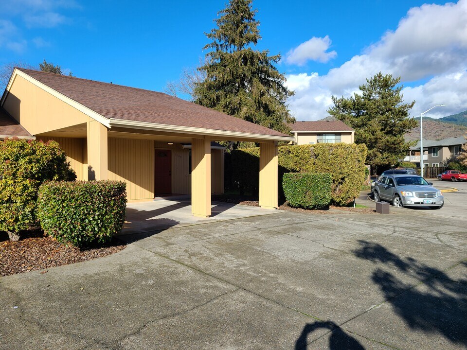 1100 Excalibur Dr in Grants Pass, OR - Building Photo