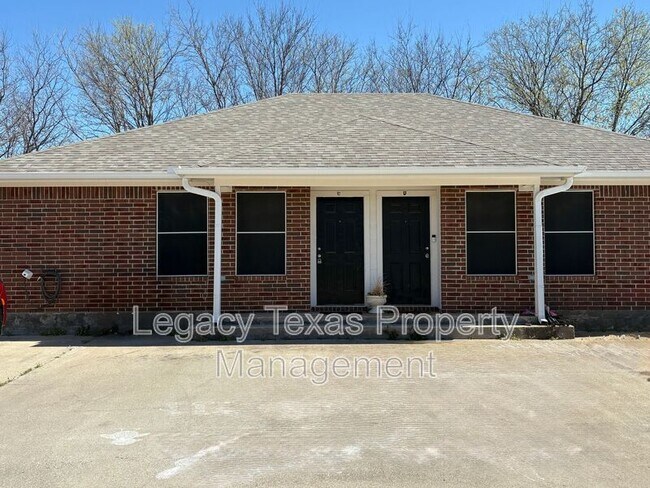 641 Woodard Ave in Cleburne, TX - Building Photo - Building Photo