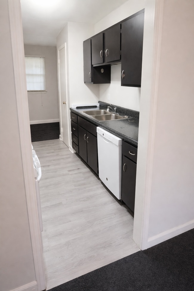 2810 Carriage Dr in Winston-Salem, NC - Building Photo - Building Photo