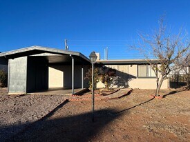 103 1st St in Huachuca City, AZ - Building Photo
