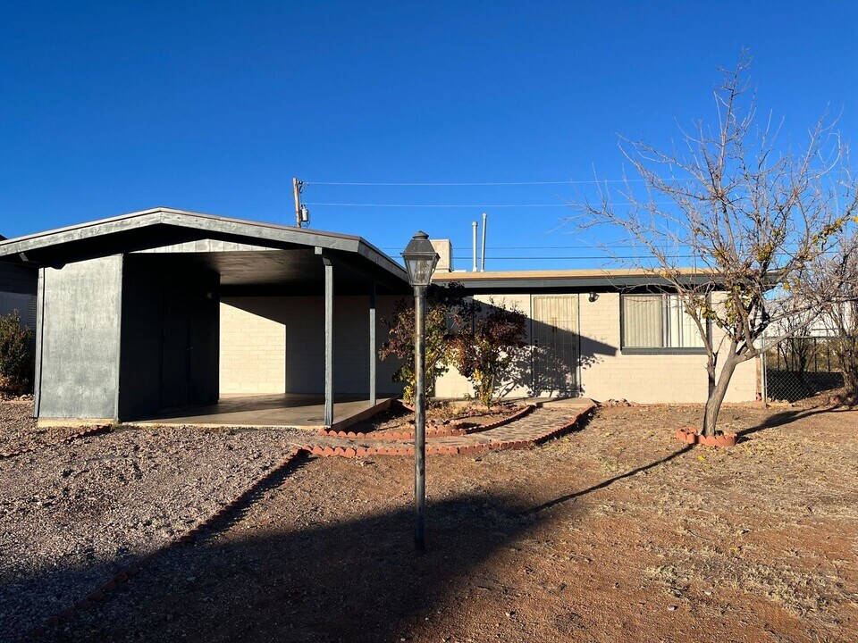 103 1st St in Huachuca City, AZ - Building Photo