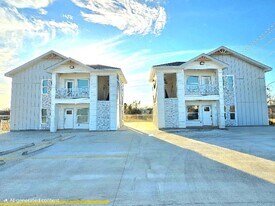 2777 Chavarria St, Unit 2 in Eagle Pass, TX - Building Photo