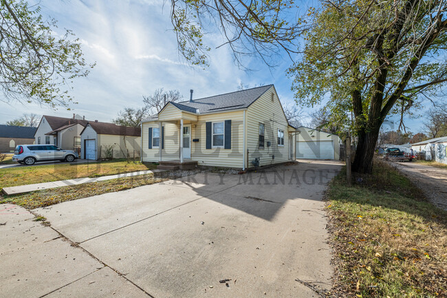 1047 S Glenn St in Wichita, KS - Building Photo - Building Photo