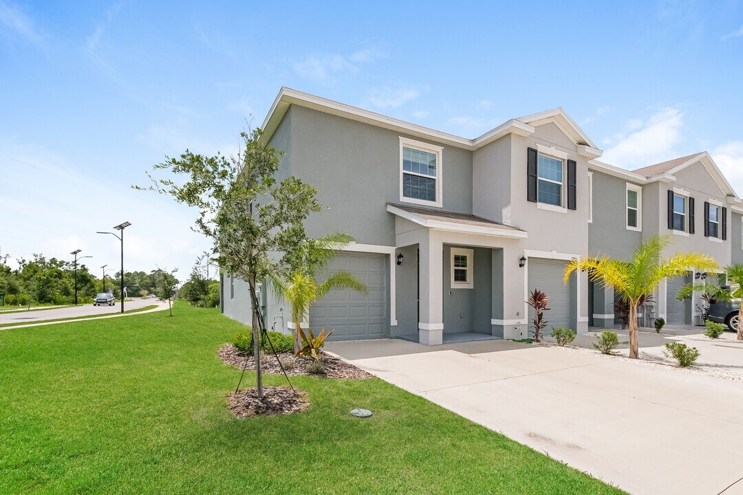 11889 Mountain Retreat Ln in Riverview, FL - Foto de edificio
