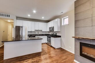 820 W University Ln in Chicago, IL - Building Photo - Building Photo