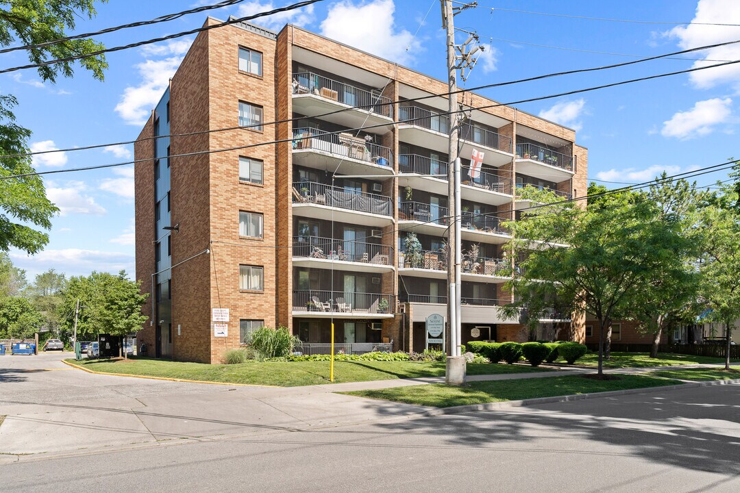3576 Peter St in Windsor, ON - Building Photo