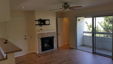 2841 S Fairview St, Unit F in Santa Ana, CA - Foto de edificio - Building Photo