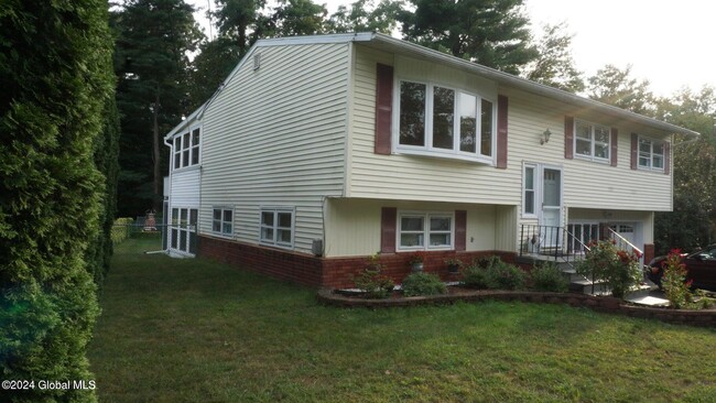 14 Apple Blossom Ln in Albany, NY - Building Photo - Building Photo