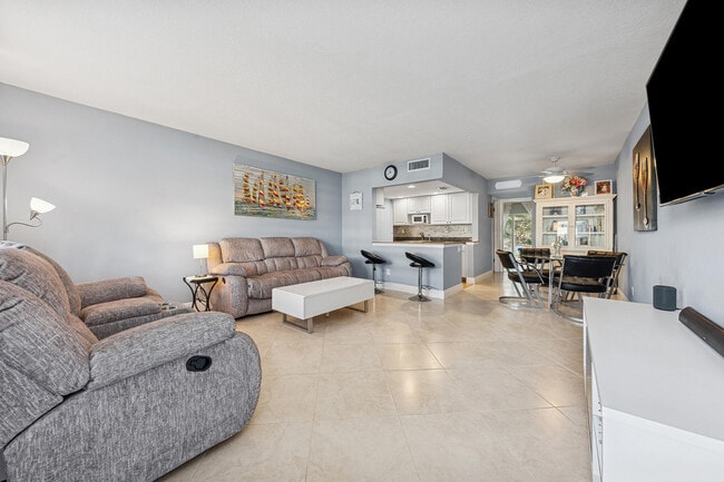 2565 S Ocean Blvd in Palm Beach, FL - Building Photo - Building Photo