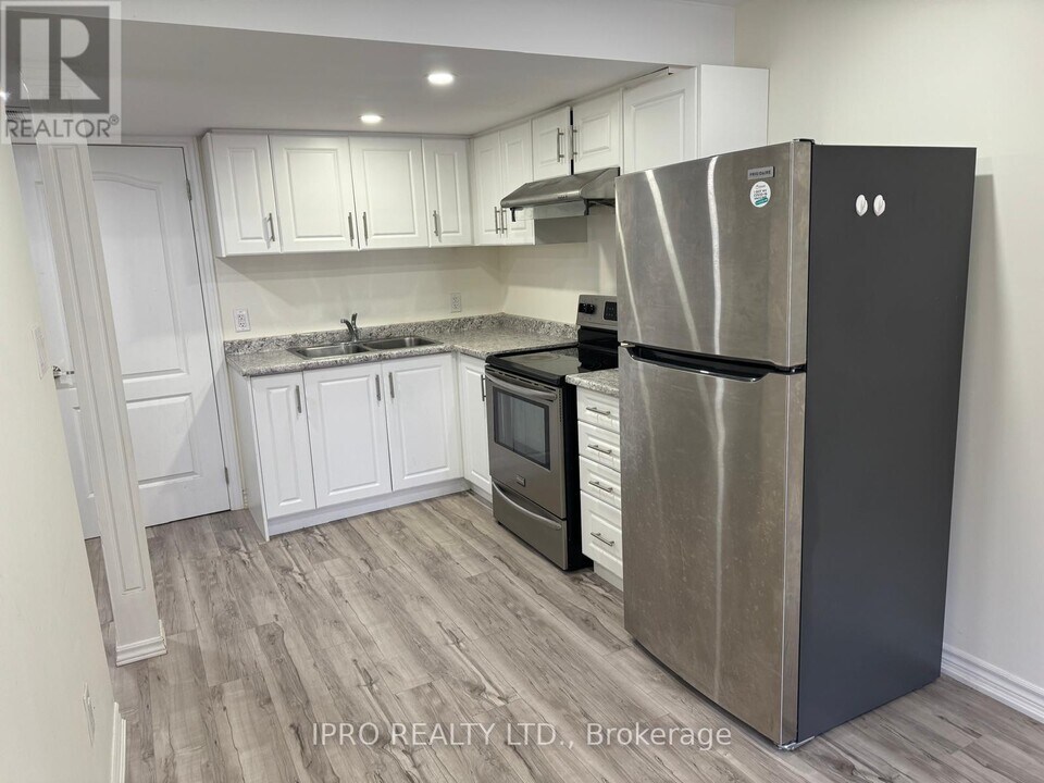 43 Curzon Crescent in Guelph, ON - Building Photo