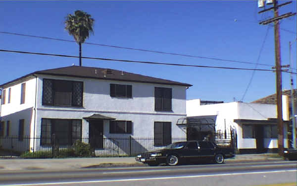 8635 S Figueroa St in Los Angeles, CA - Building Photo