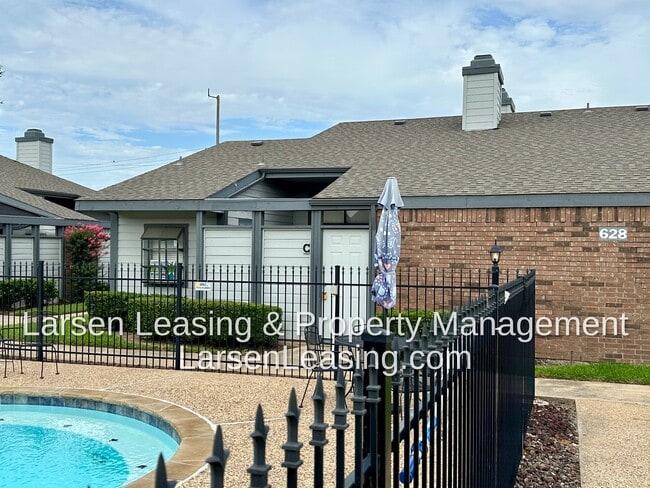 628 Bellaire Dr, Unit C