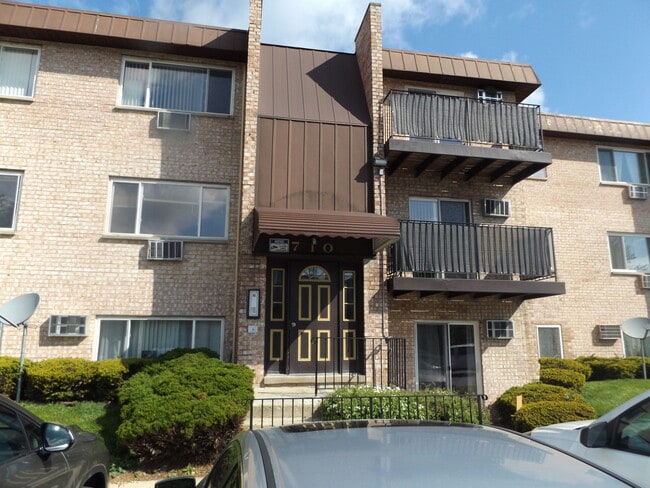 710 W Huntington Commons Rd in Mount Prospect, IL - Building Photo - Building Photo