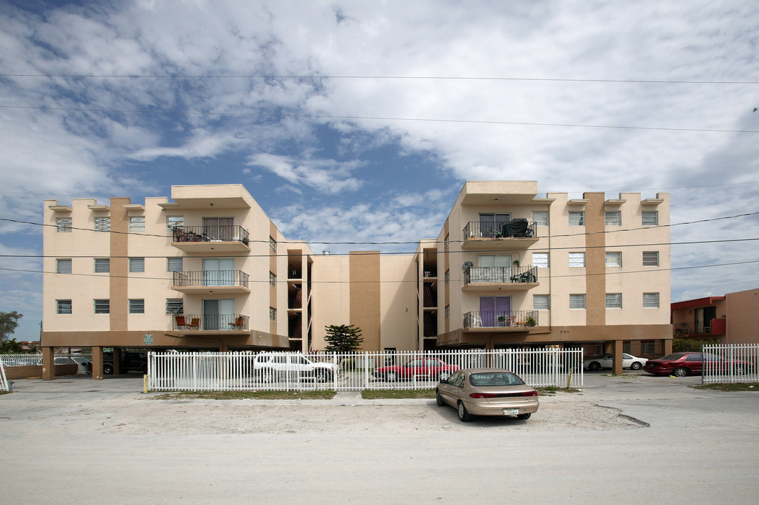 Clearview Apartments in Hialeah, FL - Foto de edificio