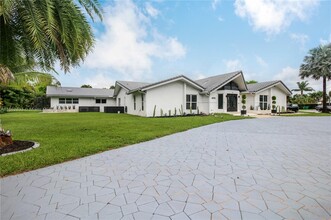 4915 Woodlands Blvd in Tamarac, FL - Building Photo - Building Photo