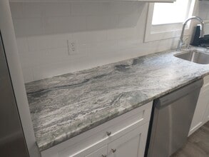 128 Berwick St, Unit apt. 1 in Elizabeth, NJ - Foto de edificio - Building Photo