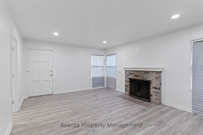 property at 3745 Kenmore Dr S