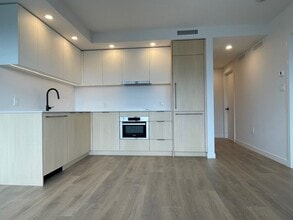 13738 Central Ave in Surrey, BC - Building Photo - Building Photo