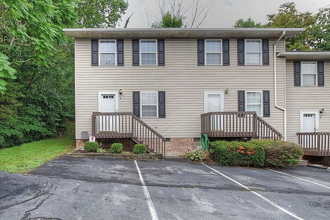 200 Arrowhead Dr in Johnson City, TN - Building Photo