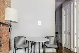 562 Hudson St in New York, NY - Building Photo - Building Photo