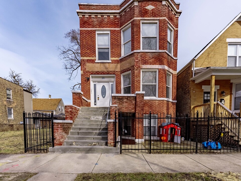 555 N Lawler Ave in Chicago, IL - Building Photo