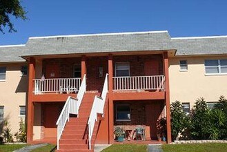 FLORAL GARDENS APARTMENTS in Largo, FL - Building Photo - Building Photo