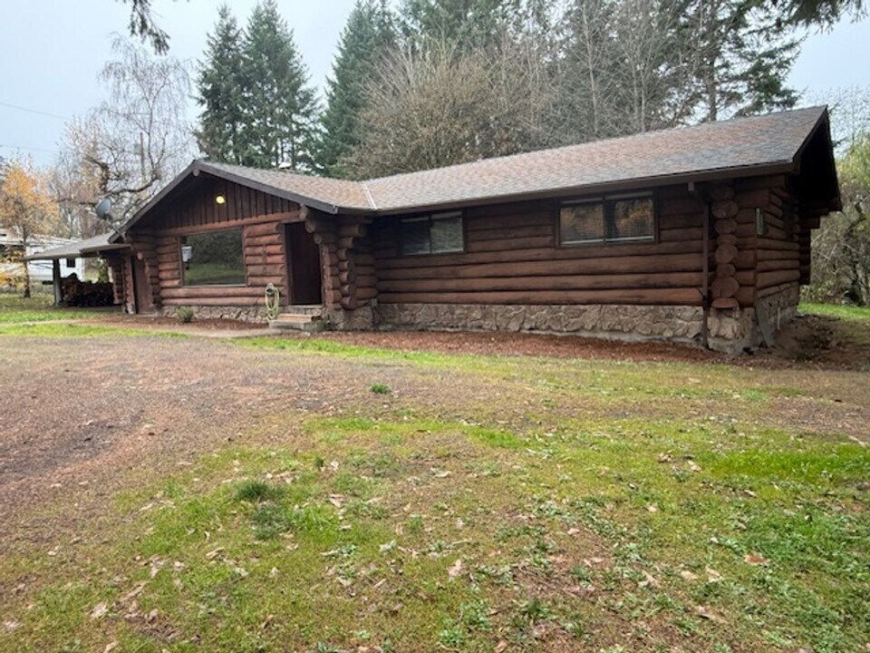 30365 NE Trails End Ln in Newberg, OR - Building Photo