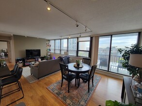 2740 N Pine Grove Ave in Chicago, IL - Building Photo - Building Photo