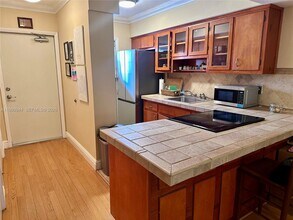 6580 Santona St in Miami, FL - Foto de edificio - Building Photo