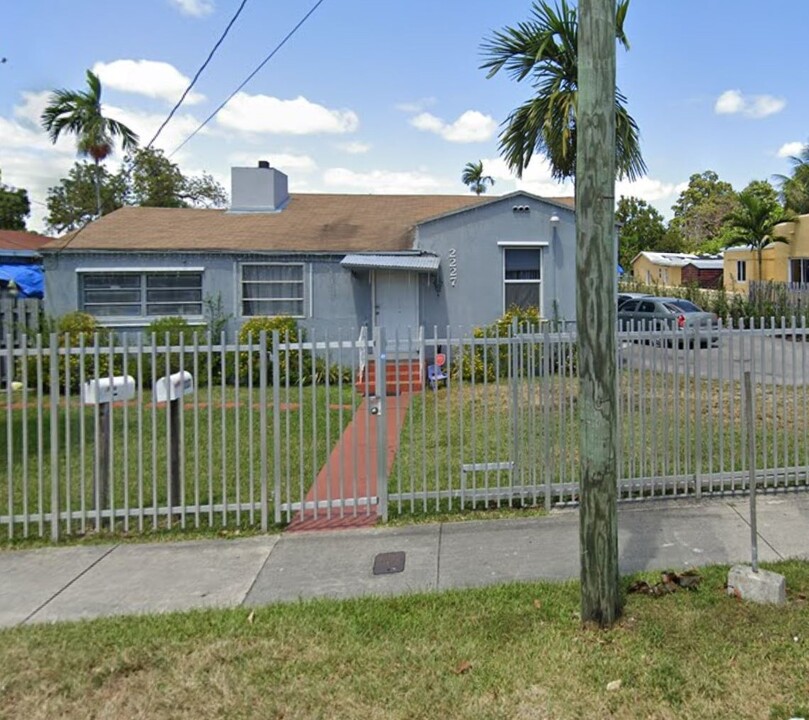 2227 NW 34th St in Miami, FL - Building Photo