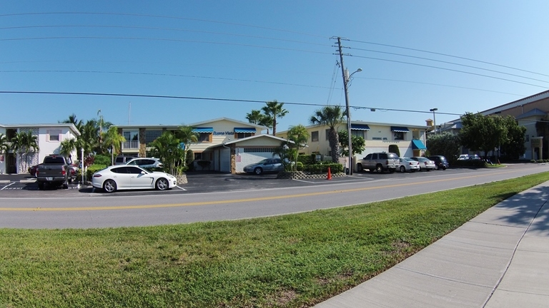 121 104th Ave in Treasure Island, FL - Building Photo