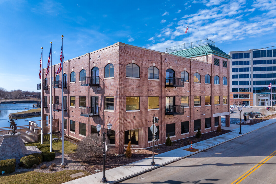 Discovery Point in Menasha, WI - Foto de edificio