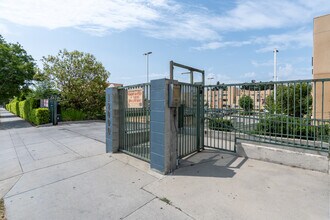 Willow Tree Apartments in Sylmar, CA - Foto de edificio - Building Photo
