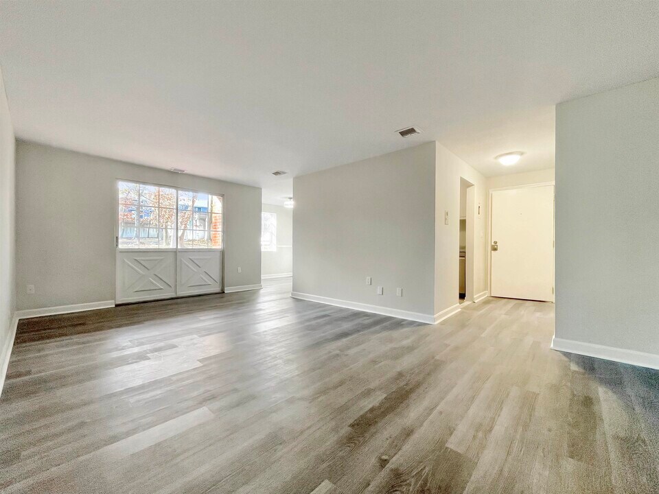 5 Louisburg Square-Unit -8 in Nashua, NH - Building Photo