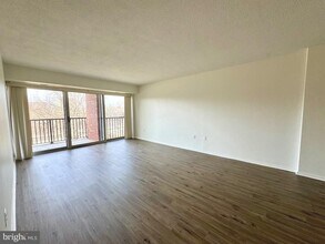 1300 Army Navy Dr in Arlington, VA - Building Photo - Building Photo