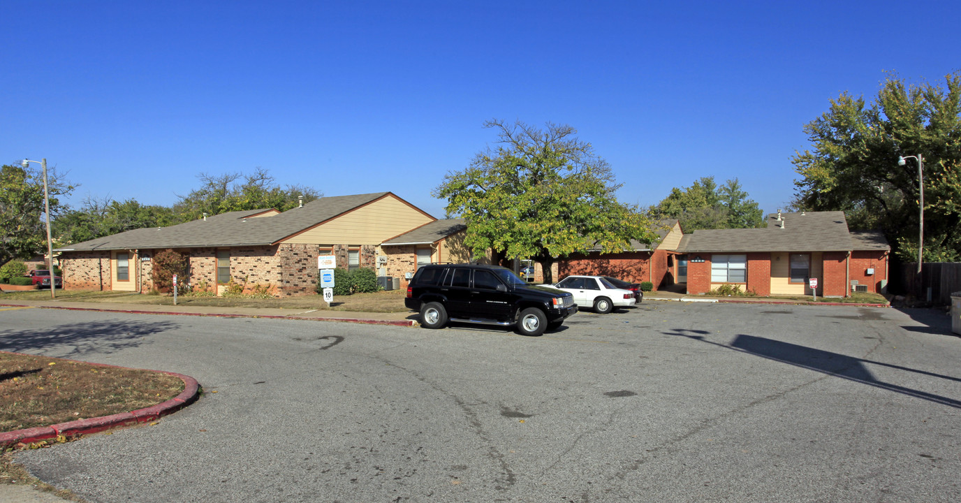 Woodcrest Apartments in Oklahoma City, OK - Building Photo