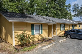 Village Trace Apartments in Tallahassee, FL - Foto de edificio - Building Photo