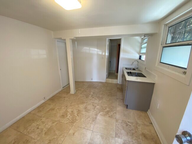 102 Bonito Ave in Long Beach, CA - Building Photo - Building Photo