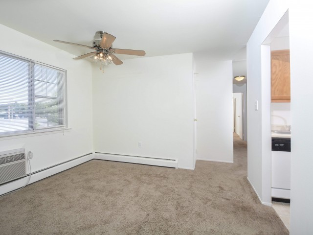Woodland Plaza Apartments in Wyomissing, PA - Foto de edificio - Building Photo