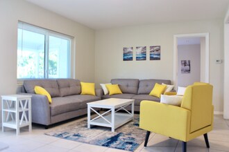 14512 117th Ave N in Largo, FL - Foto de edificio - Building Photo