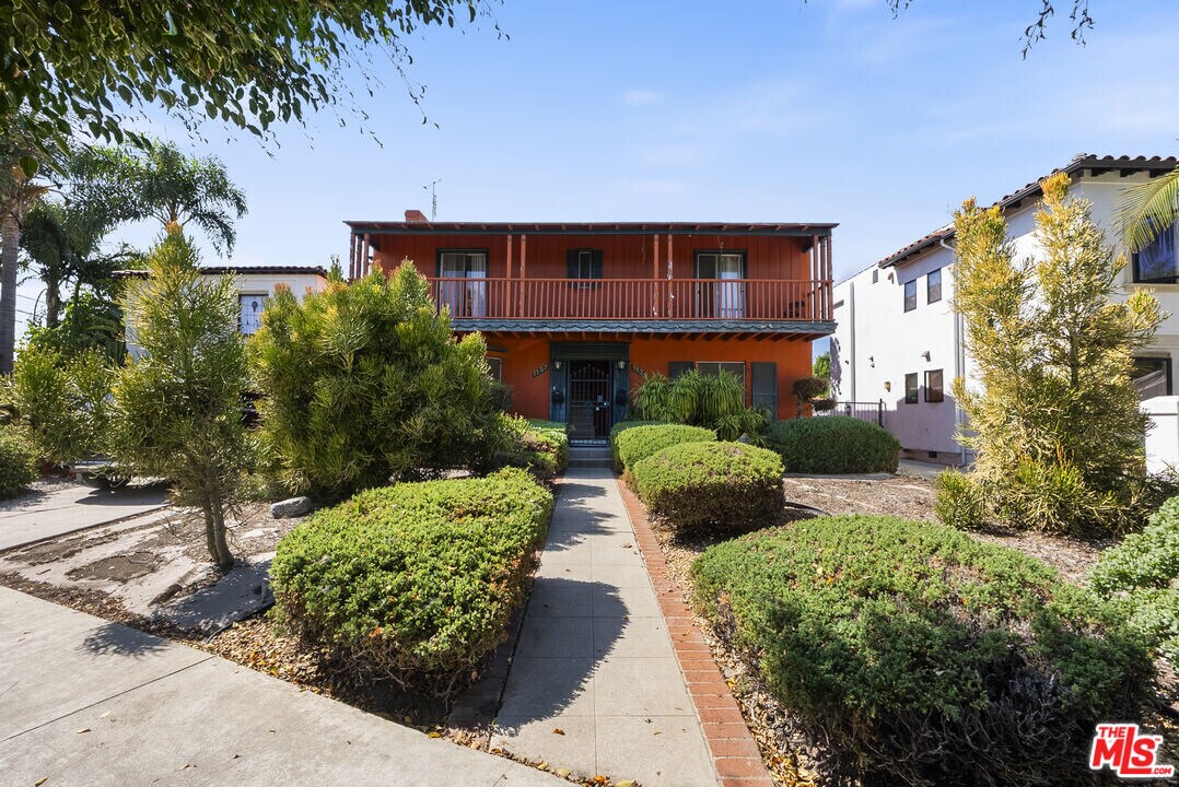 1137 Meadowbrook Ave in Los Angeles, CA - Building Photo