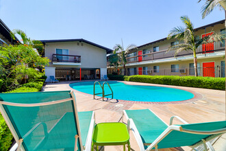 Towne Center Garden Apartments in Riverside, CA - Foto de edificio - Building Photo