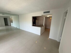 3868 NE 169th St in North Miami Beach, FL - Building Photo - Building Photo