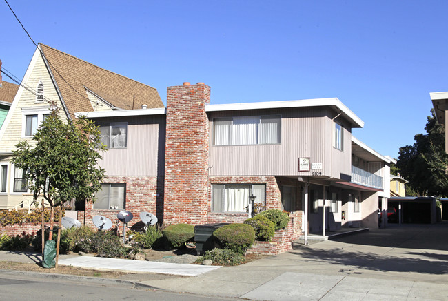 2115 Santa Clara Ave in Alameda, CA - Foto de edificio - Building Photo