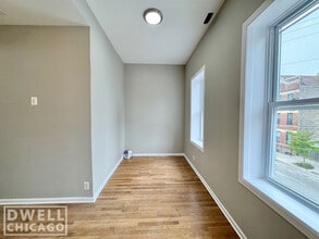 1013 W 19th St, Unit 2 in Chicago, IL - Foto de edificio - Building Photo