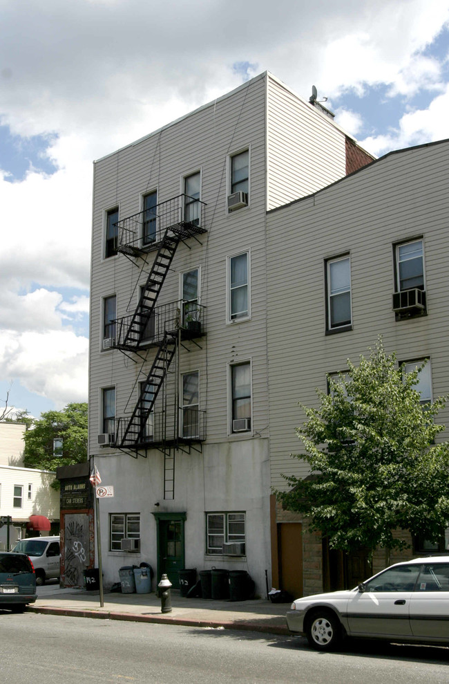 192 Greenpoint Ave in Brooklyn, NY - Foto de edificio - Building Photo