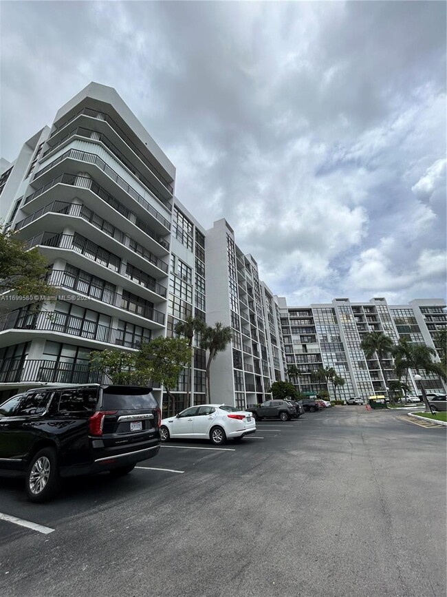 800 Parkview Dr-Unit -406 in Halndle Bch, FL - Building Photo - Building Photo