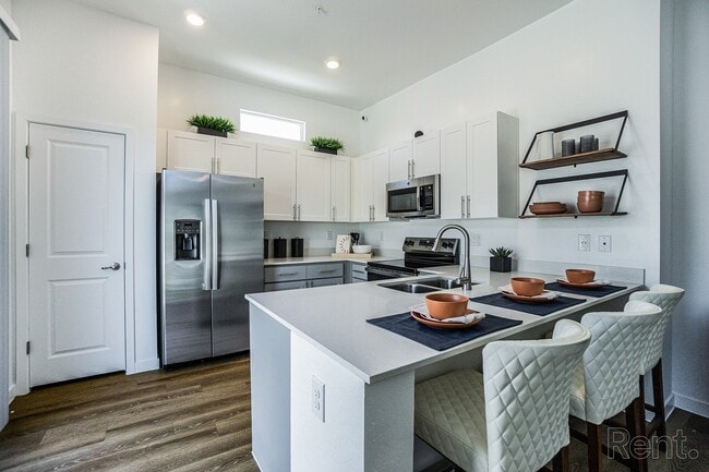 Avilla Vista Norte in Phoenix, AZ - Building Photo - Building Photo